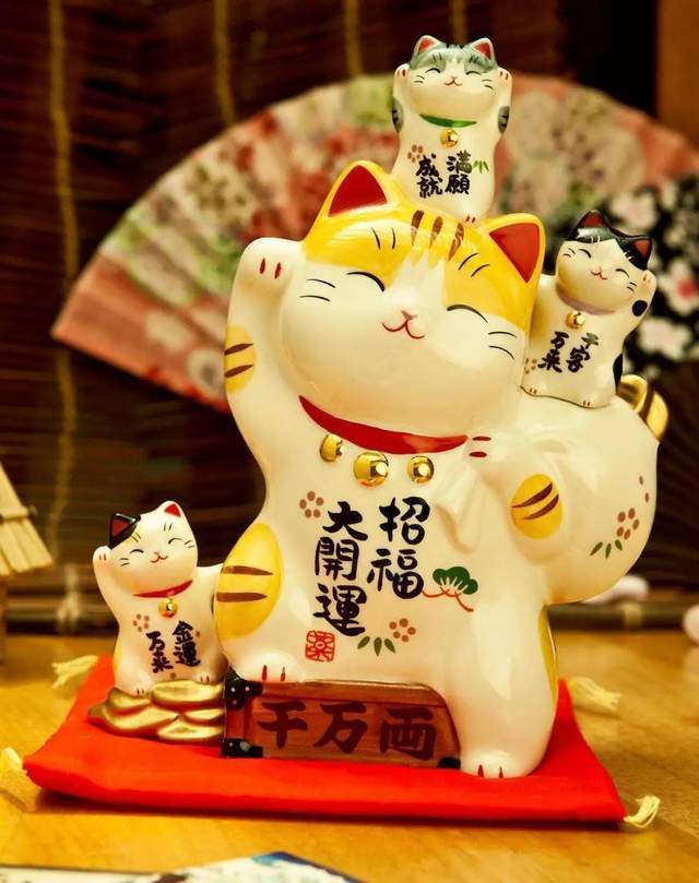 日本招财猫举左右手有不同寓意?
