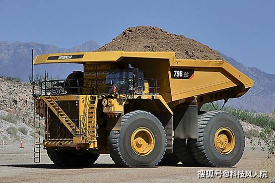 十大矿山自卸车第二名是卡特彼勒798 ac,标称有效载荷372吨.