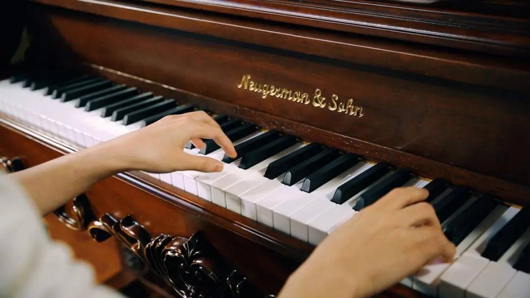 弹钢琴的手都是什么样的呢纤细修长短粗大手小手影响有多大