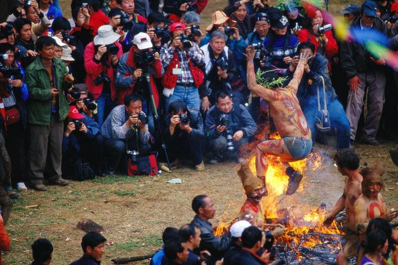原创云南弥勒"祭火节",身上涂圈圈,大山深处的狂欢盛宴