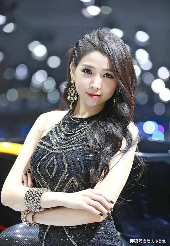 韩国知名车模,时尚镂空连衣裙,带出迷人性感,网友:好身材!