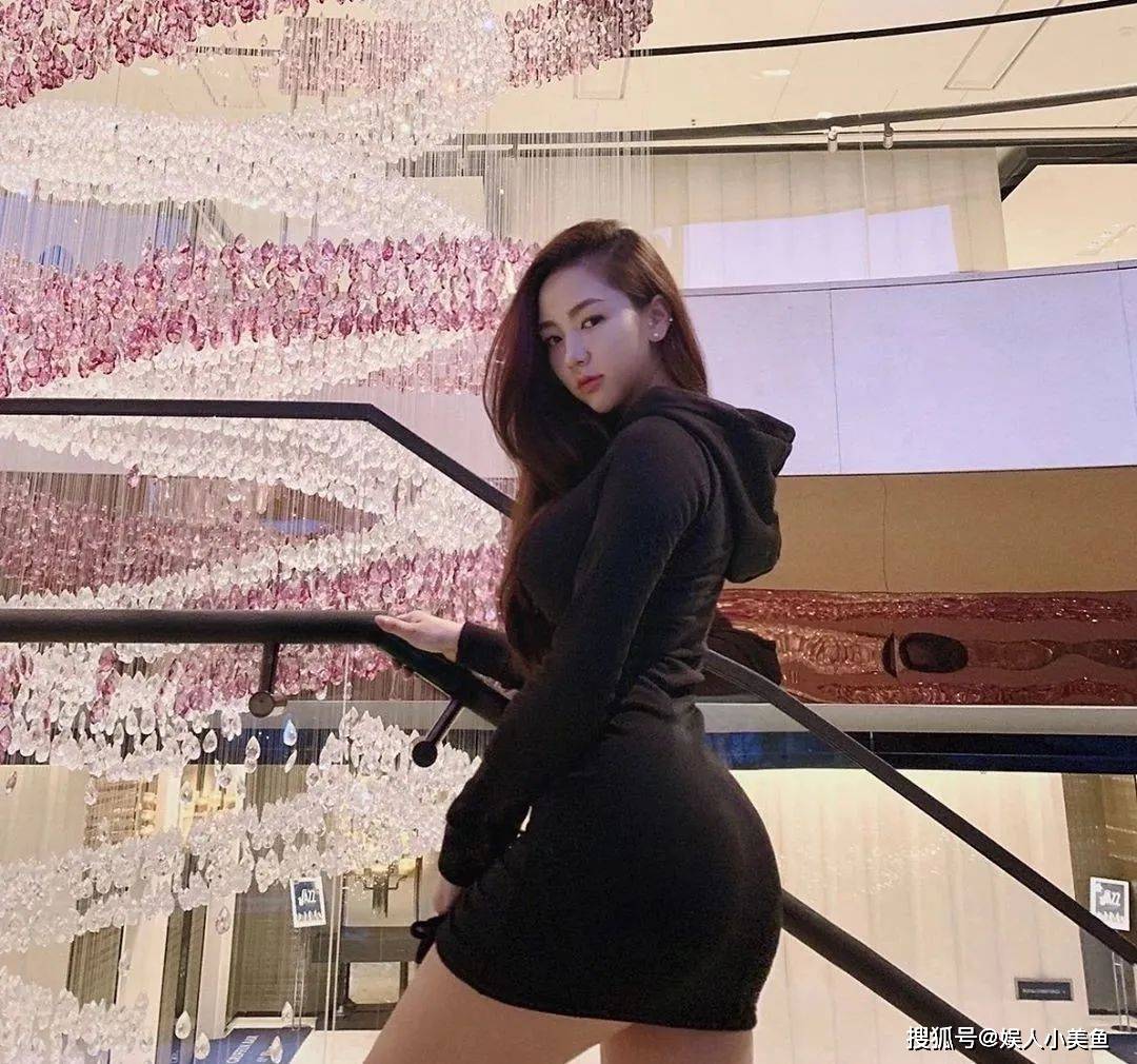 健身女神金太珠,挺翘臀部曲线身材,证明微胖的女孩也可以很性感