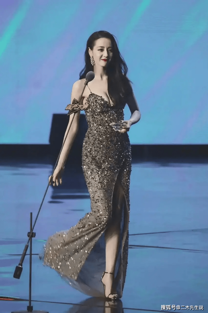 原创迪丽热巴真是风情美人,穿亮片吊带裙闪耀精致,身材气质不输超模