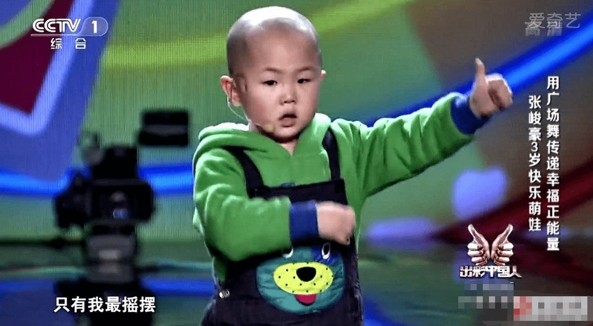 02 在比赛中,年仅3岁的张峻豪就得到了观众的认可,在舞台上展示着