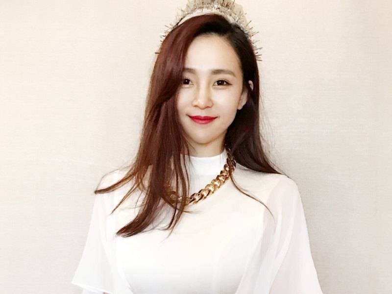薇薇安与一般女主播并不相同,她不靠撒娇卖萌,婊