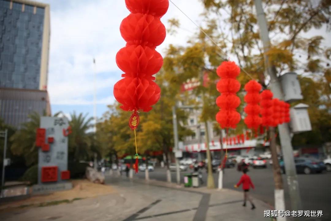 联袂扮靓城市容颜 浓浓年味弥漫在西昌城 过年挂红灯笼是中国传统习俗