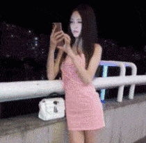 搞笑gif:算了美女,我不喜欢吃巧克力,还是你吃吧