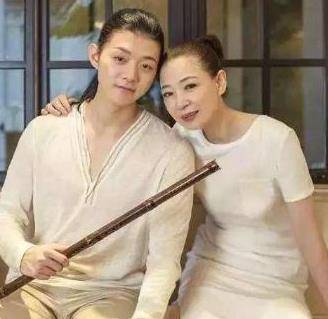 仲小萍:为儿子甘愿放弃再婚,前夫火风再婚后,与其妻子