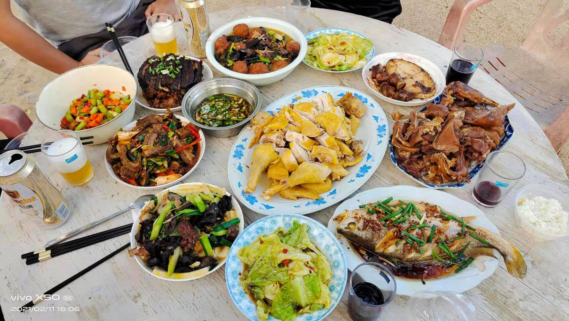 这是广州一家四口的年夜饭,和北方鱼做法以红烧为主不同,清蒸鱼是粤菜
