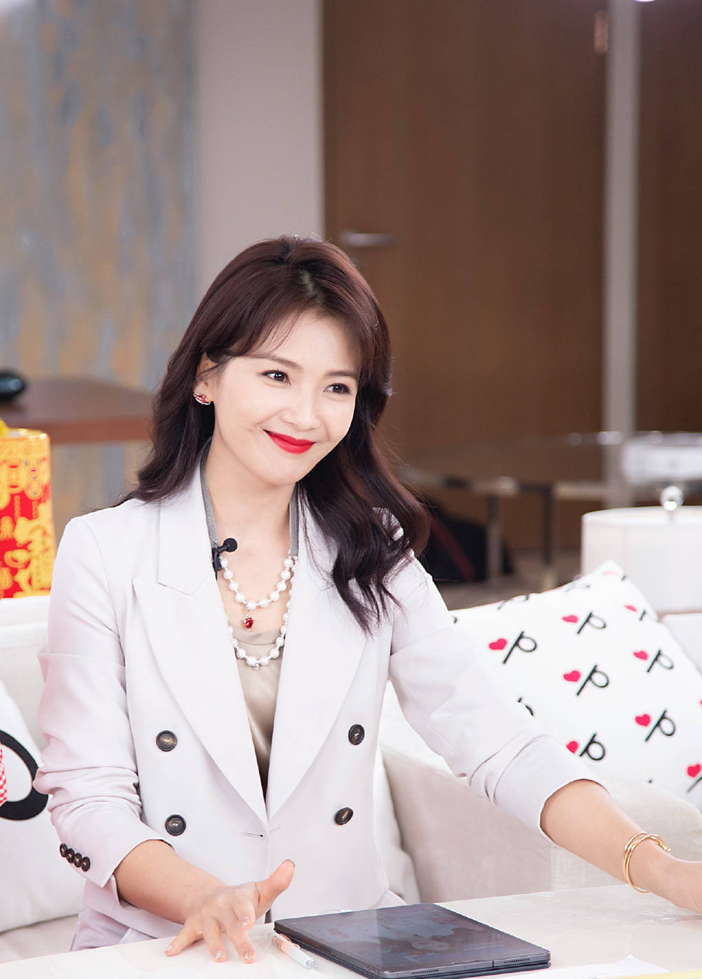 45岁女人显年轻的发型有哪些?齐肩直发卷发都好看,时尚又优雅