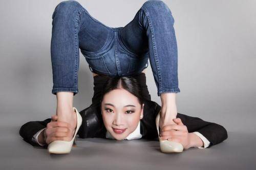 原创中国柔术女王刘藤轻松打破吉尼斯纪录誉为世界最柔软的人