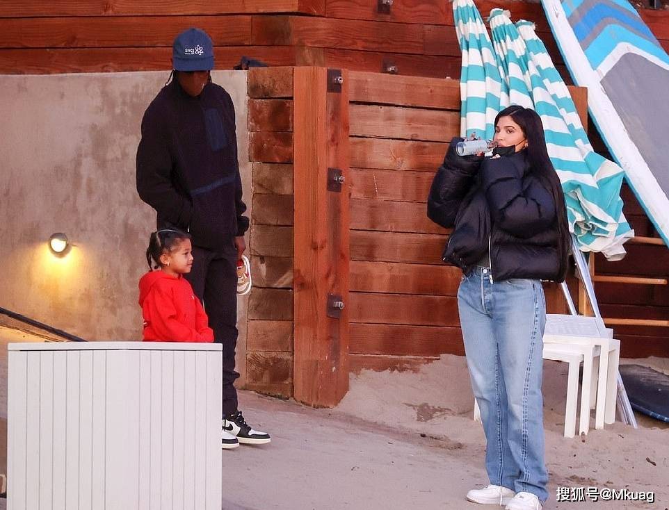 kyliejenner孩子,kyliejenner凯莉 travisscott和kyliejenner带着女儿度假中还上脚了新倒钩