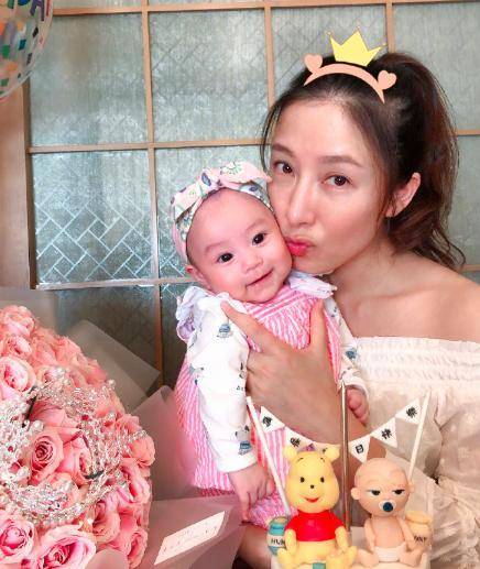 原创杨怡4个月女儿近照曝光!继承父母大眼基因,高颜值微笑超萌