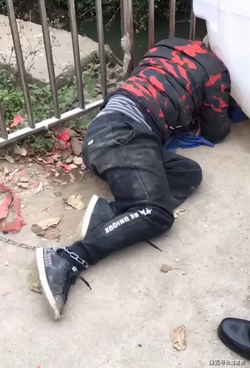 广西一男子农村偷狗被抓,村民将他拴上铁链踢打:你们遛狗我溜人