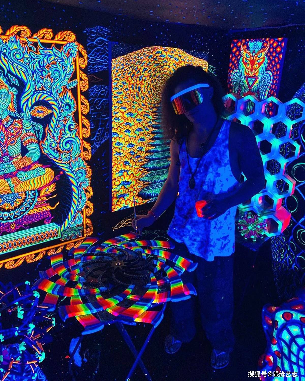 原创宇宙迷幻艺术可以在黑暗中欣赏的画作来自高维生物的提醒