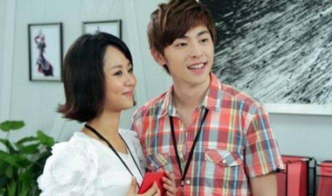 原创邓伦妈妈才是高颜,白皮肤括号唇丹凤眼,原来都是遗传妈妈