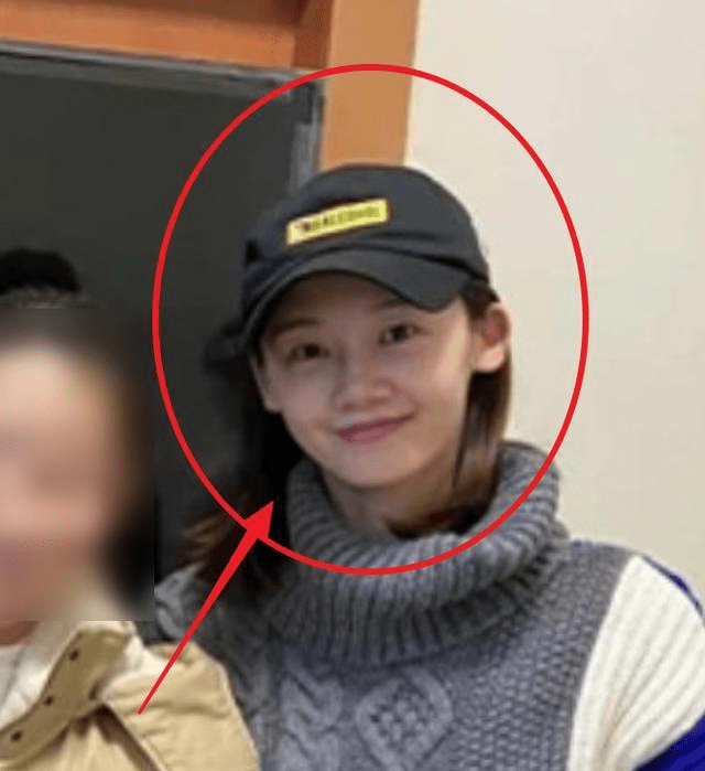 郑恺,苗苗回老家,二人素颜和医护人员拍照,苗苗产后身材成为亮点