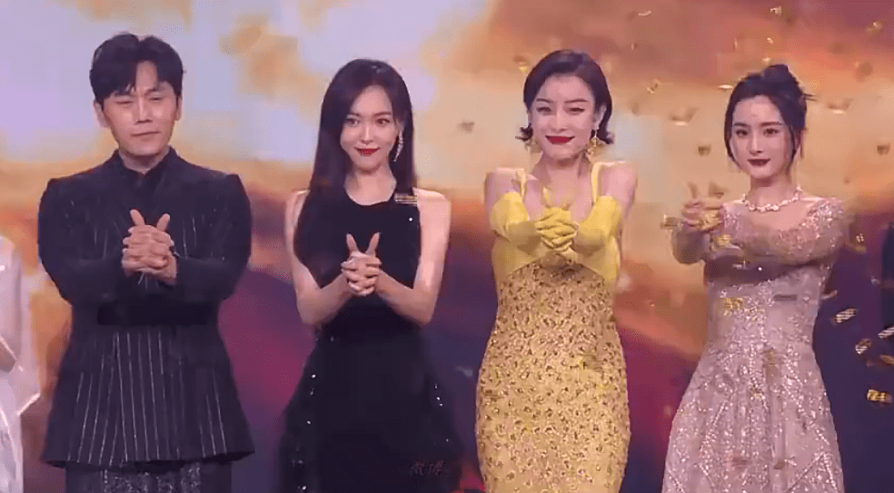 原创微博之夜大合照:李冰冰居c位,唐嫣倪妮杨幂同框比美,鹿晗关晓彤