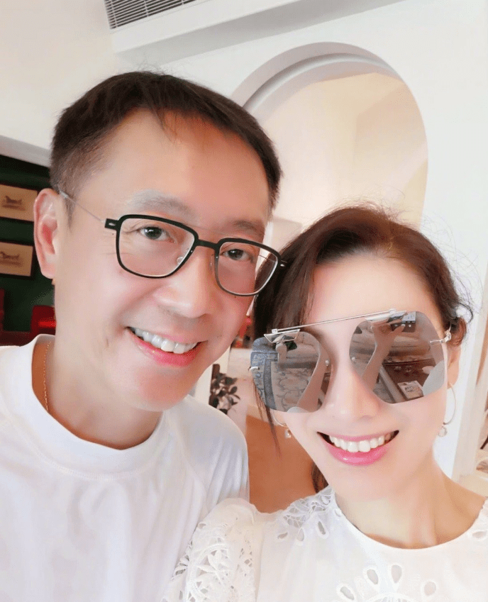 小情侣们很爱的怼脸甜蜜自拍,在李嘉欣的社交平台也常常能见到.