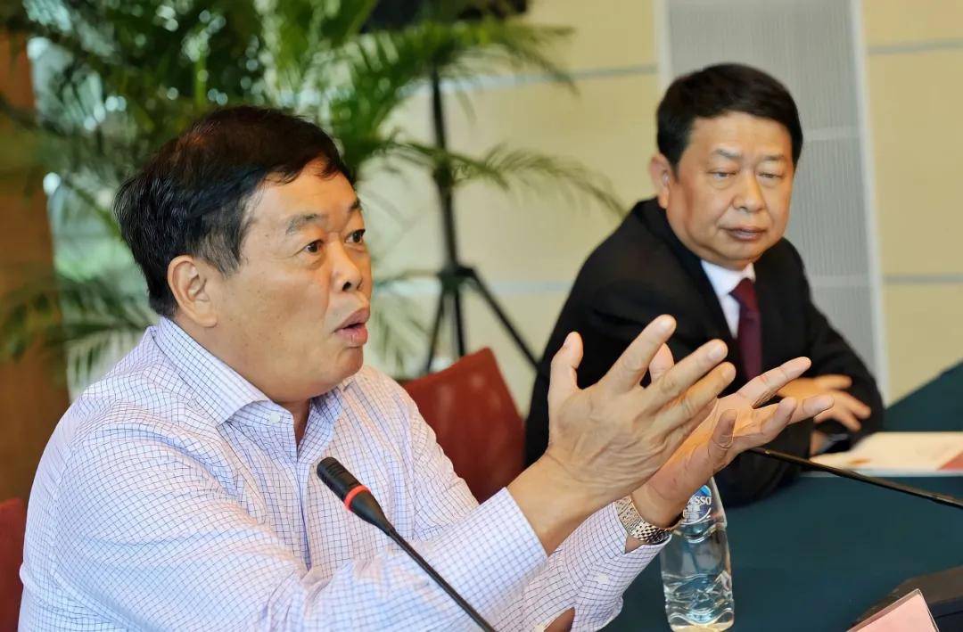 福耀玻璃董事长曹德旺(左)和紫金矿业董事长陈景河(右)