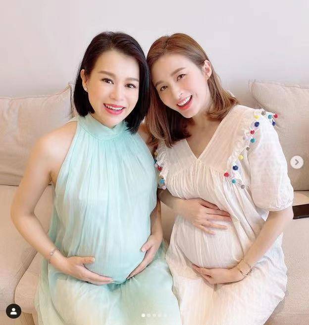 原创胡杏儿到闺蜜家做客孕肚比闺蜜孕肚大一圈临近预产期状态好