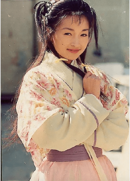 1997年《天龙八部》,何美钿饰演钟灵,容色娇美,笑靥如花,一双眼睛黑如