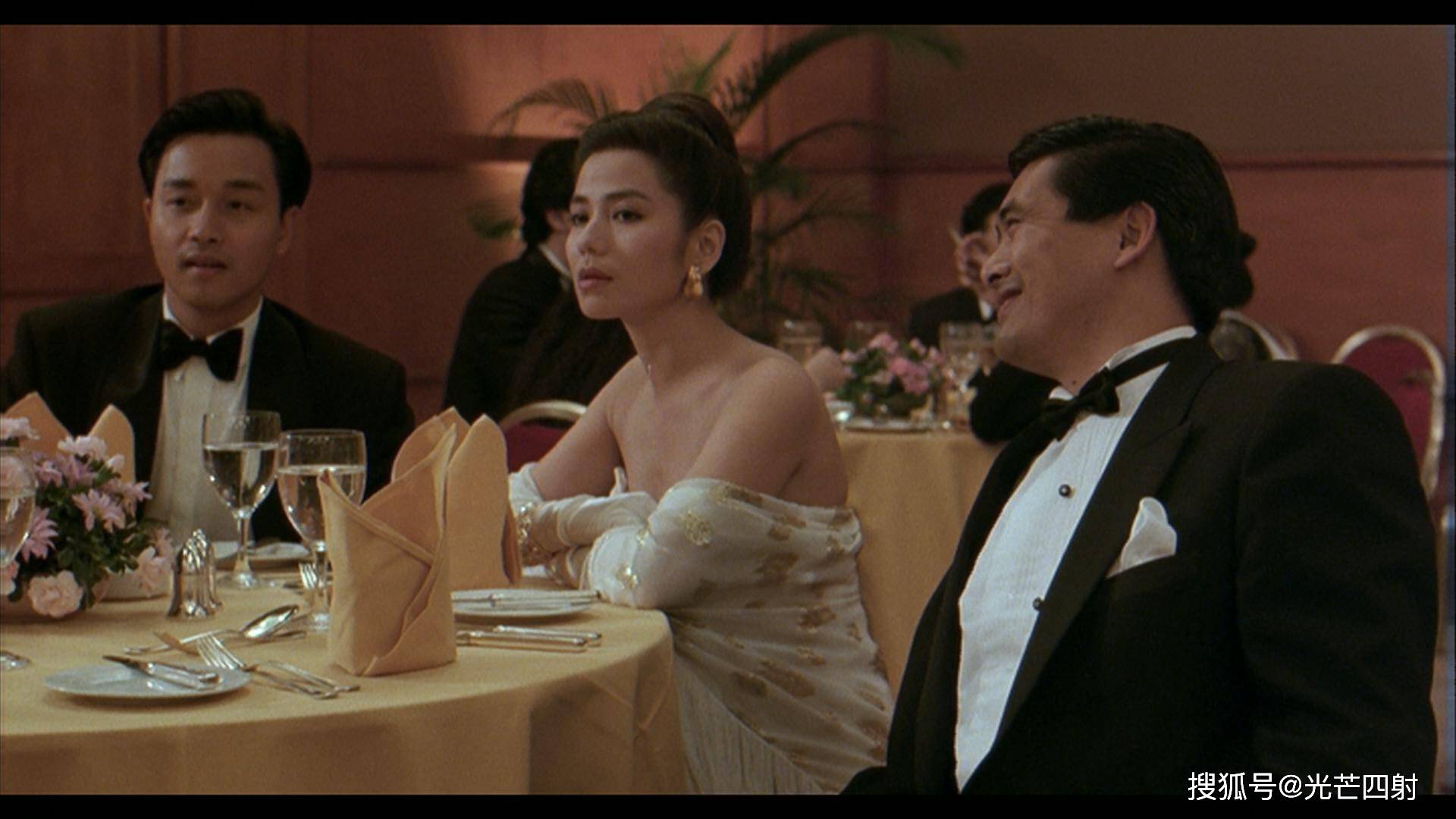 钟楚红在影坛的最后一年,她出演了吴宇森执导的枪战片《纵横四海》和