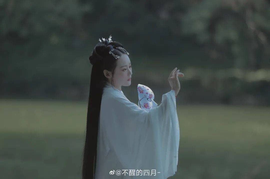 汉服小仙女:山中人兮芳杜若