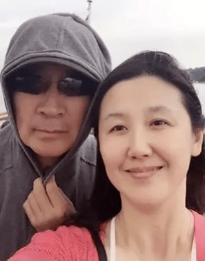 寇振海45岁妻子罕晒自拍,面色红润气质佳,老少恋恩爱14年