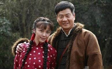 曾经被张国立捧红为了家庭归隐现在杨若兮和连奕名一家3口幸福美满