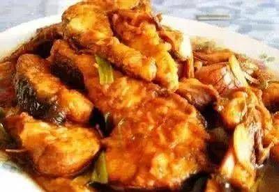 简单家常菜:红烧鱼块,三鲜卷,油豆腐炒豆芽,原汁白蛤的做法