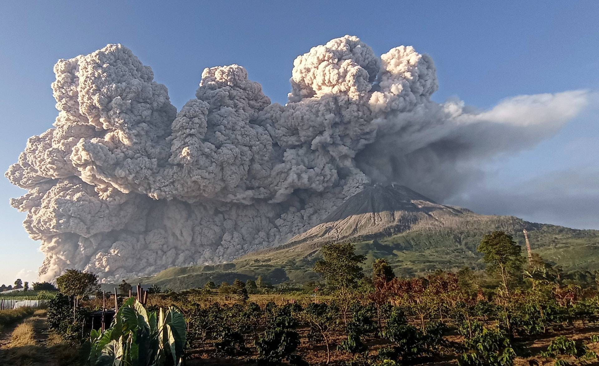 世界各地火山活动喷出炽热岩浆和滚滚浓烟