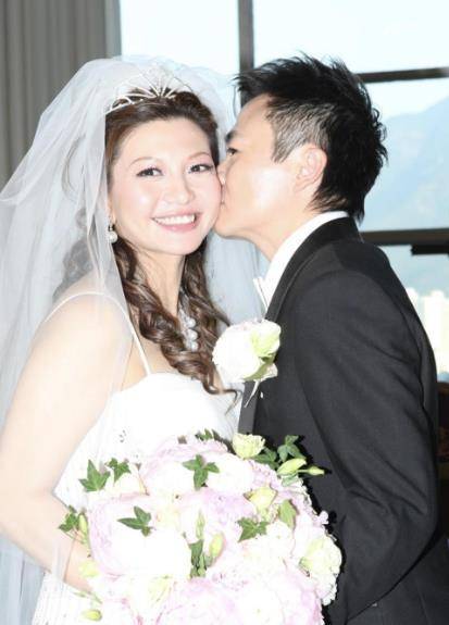 妻子身家5百亿,丈夫身家只有5亿,结婚14年生下4子还是