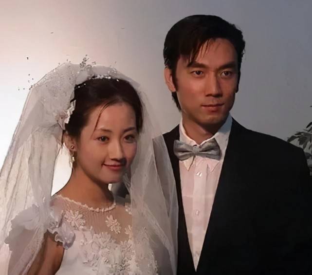 网友偶遇林依轮夫妇甜蜜逛街主动和粉丝聊天妻子西华气质超好