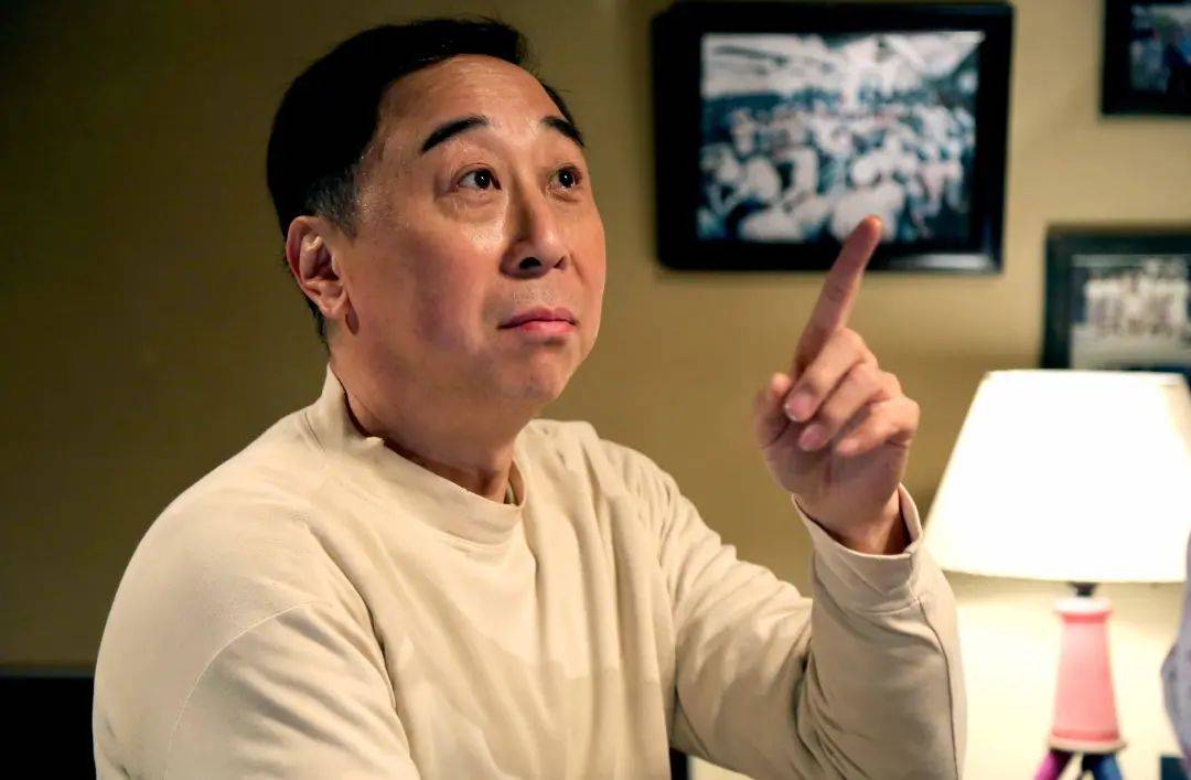 冯巩罕曝旧照,与哥哥容貌相似,年轻时长相不输小鲜肉