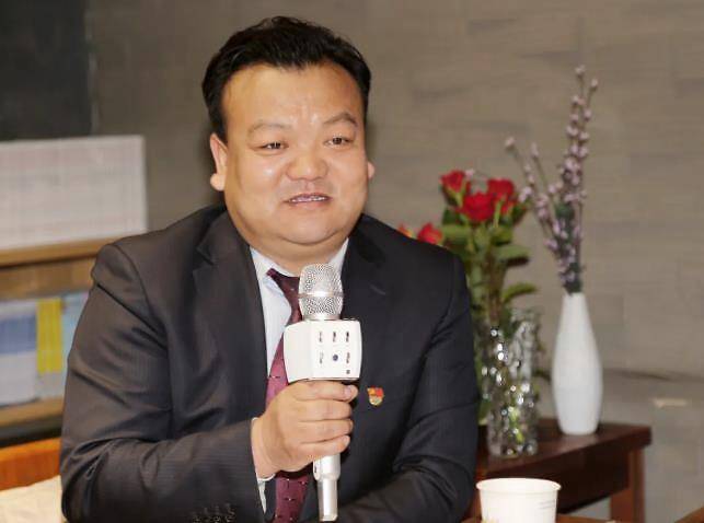 新联会会长王慧明希望大家能够在读书中静下心来思考人生,思考工作