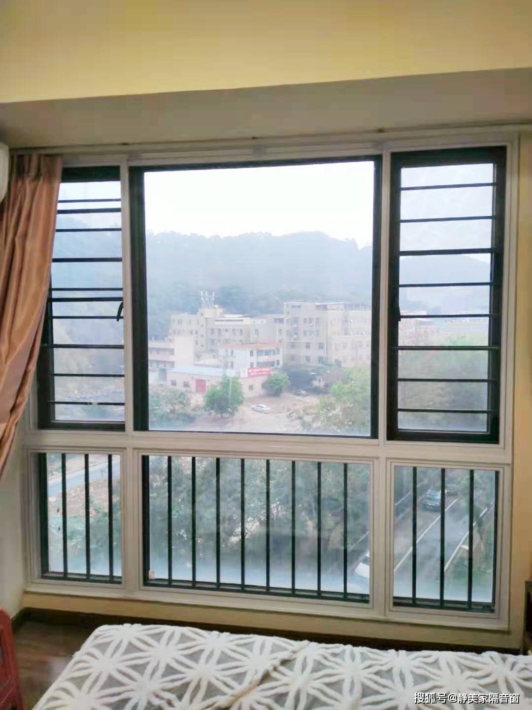 两侧可向中间推拉(需求通风时左右两扇可相互开启,需求隔音时关闭即可