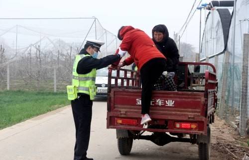 随着气温逐渐升高和春耕生产需求,农村地区三轮车违法载人现象有所