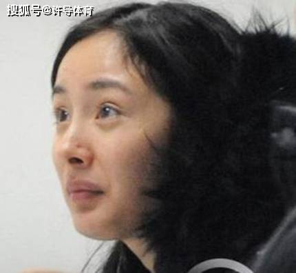从网曝的素颜照看,卸妆后少了一些锐气和霸气,多了一份真实.