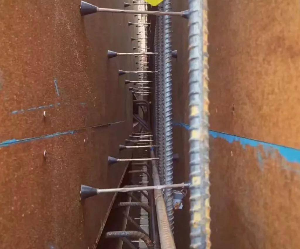 所以在混凝土墙的表面就会留下一排排的小孔,这就是螺栓孔(tie hole)