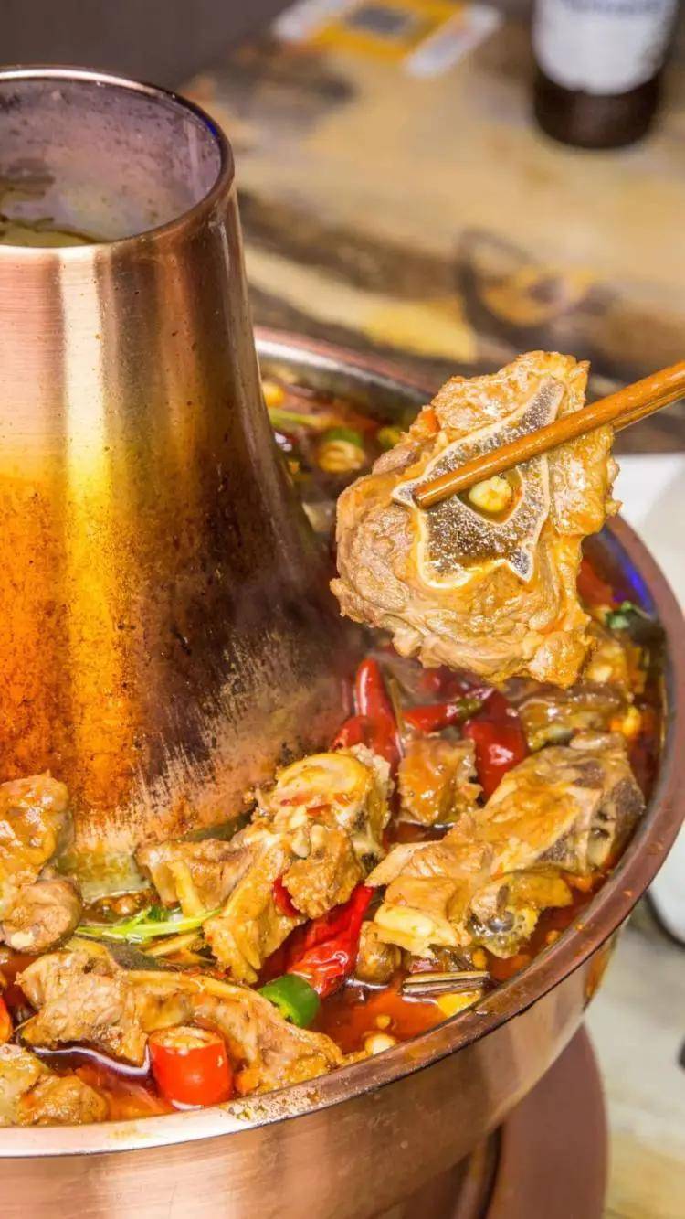 你喜欢吃羊蝎子吗?使用老北京铜锅,鲜味太持久!