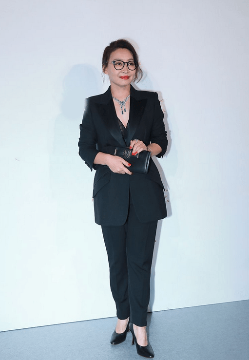 原创原来刘天池这么会穿,黑西装内搭睡衣,不仅不丑,意外高级又时髦
