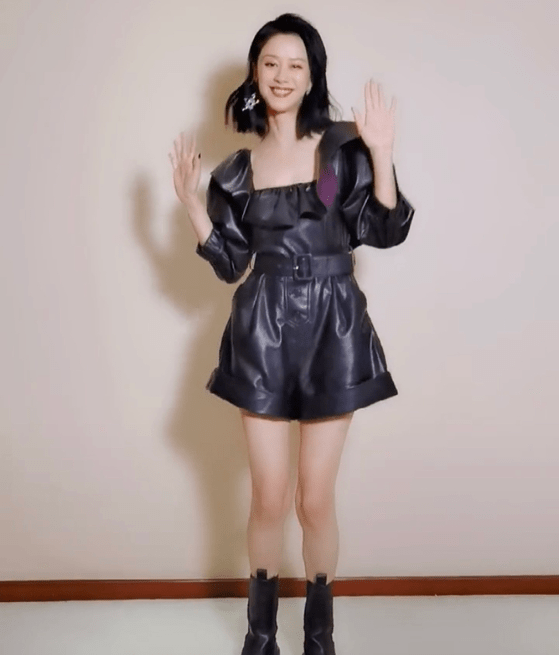 倪虹洁穿皮裤热舞,动作麻利长腿吸睛,网友:42岁女人的