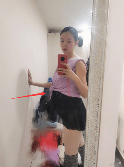 原创张梓琳怀疑晒自拍,孕肚明显却四肢纤细肌肤还水汪汪的,羡慕了!