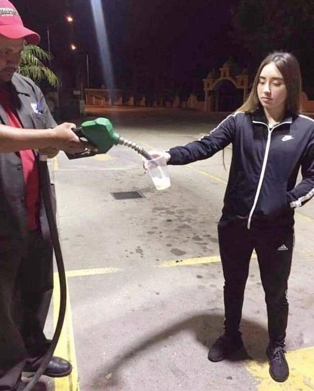 搞笑图片:女孩在加油站霸气地接了一杯汽油,接下来她会怎么做呢?