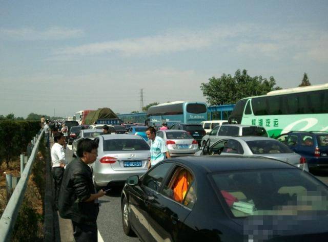 高速堵车,为啥不见百万豪车?