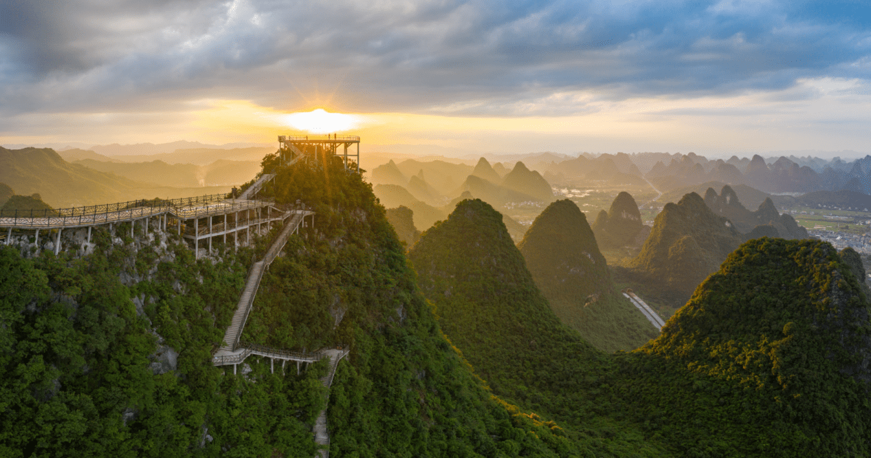 广西阳朔如意峰索道景区举行植树公益活动