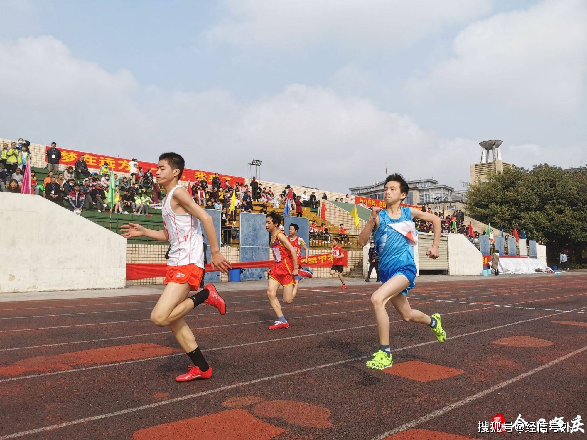 南充川矿学校田径赛场顽强拼搏 运动会上斩获佳绩