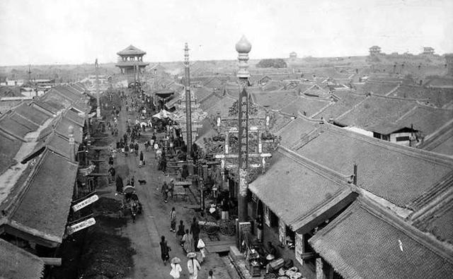 清朝老照片:图为1906年沈阳的街道,虽说摆摊的不多,但是出来逛街的人