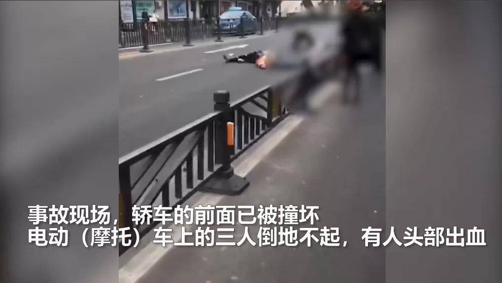 河南焦作一中学门口发生车祸,三人被撞飞数米:3月14日,有网友爆料称